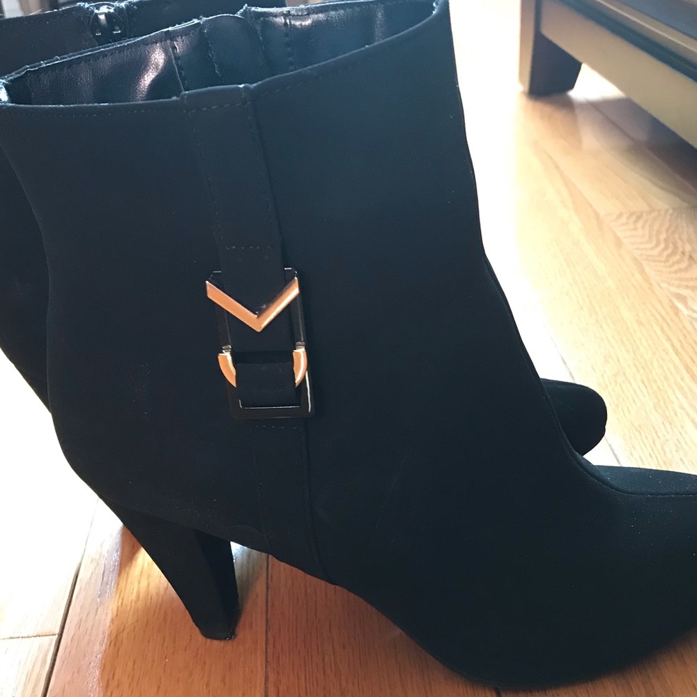 Size 10 Suede black heels boots